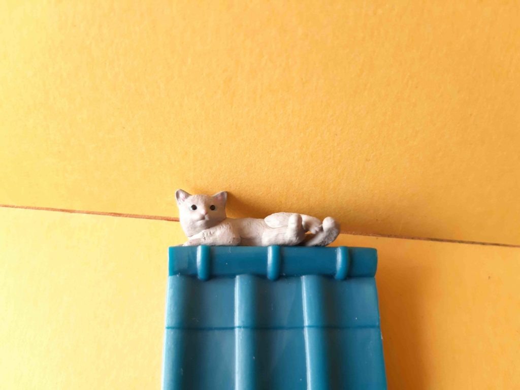 ミニジオラマシリーズ 瓦の上で日向ぼっこ ～猫、時々スズメ～